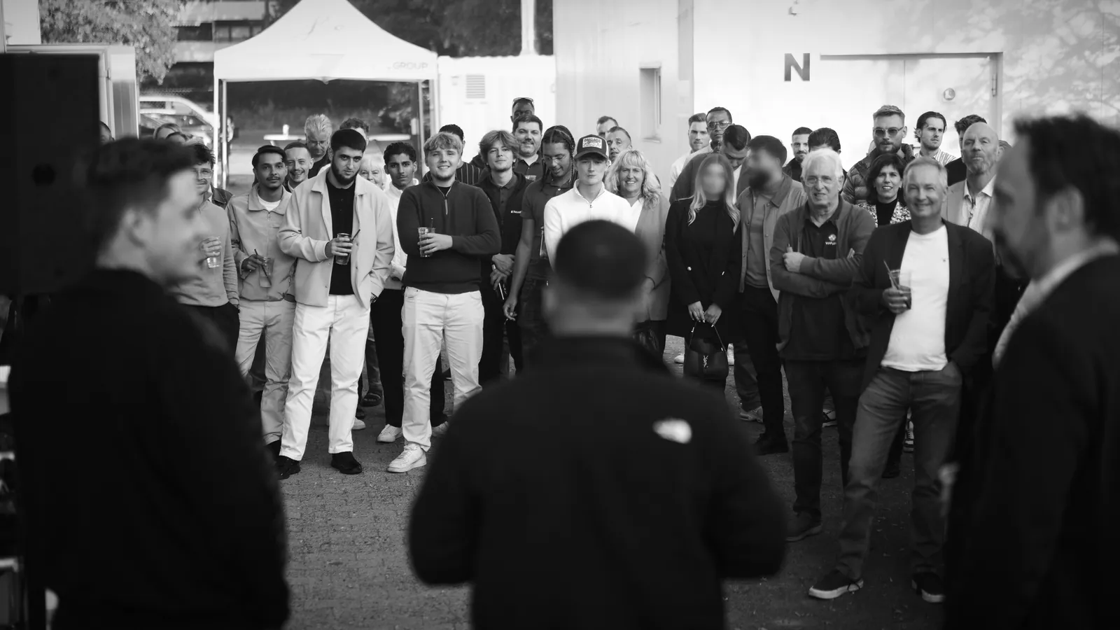 Rede bei der Einweihung des Büros in Bremen, das Team hört zu
